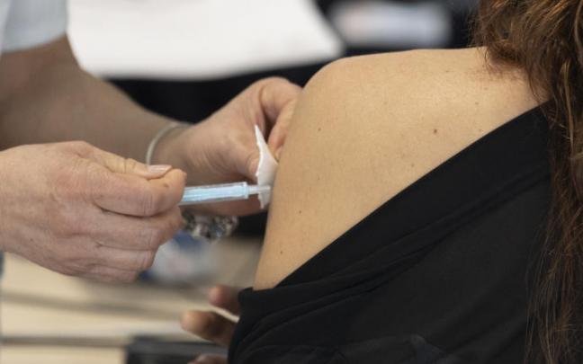 Una mujer recibe una dosis de la vacuna contra el coronavirus. Una mujer recibe una dosis de la vacuna contra el coronavirus.