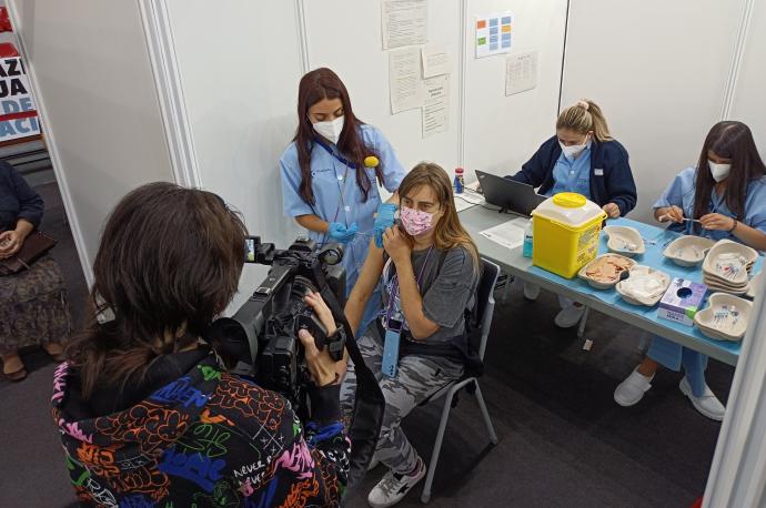 Una mujer recibe la primera vacuna en el Pabellón La Casilla de Bilbao.
