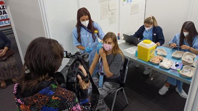Una mujer recibe la primera vacuna en el Pabellón La Casilla de Bilbao.