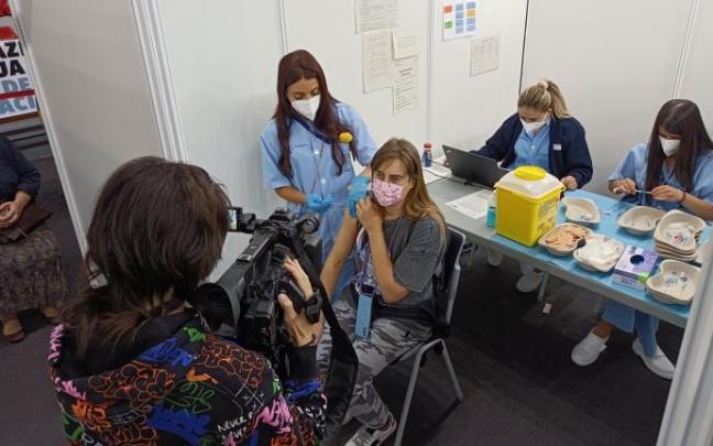 Una mujer recibe la primera vacuna en el Pabellón La Casilla de Bilbao.