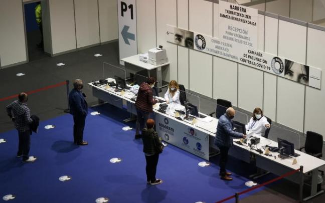 Varias personas acuden a un dispositivo de vacunación contra la covid-19.