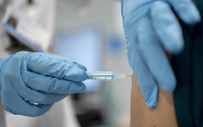 Un joven recibe la primera dosis de la vacuna Pfizer.