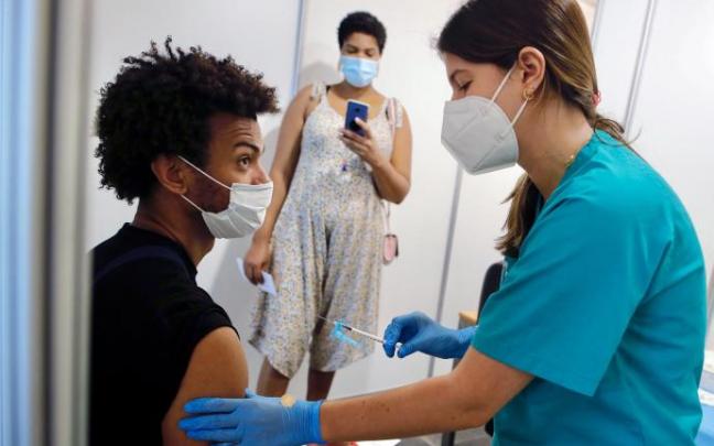Un joven recibe su primera dosis de la vacuna de Pfizer. Un joven recibe su primera dosis de la vacuna de Pfizer.
