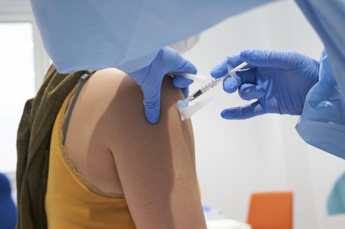 Una enfermera administra una vacuna contra el coronavirus.