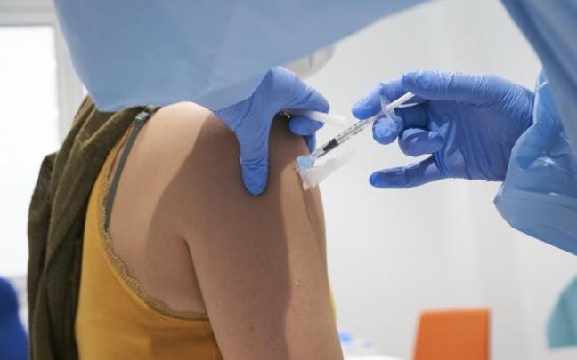 Una enfermera administra una vacuna contra el coronavirus.