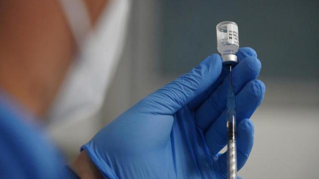 Un sanitario prepara una dosis de la vacuna contra la covid-19.