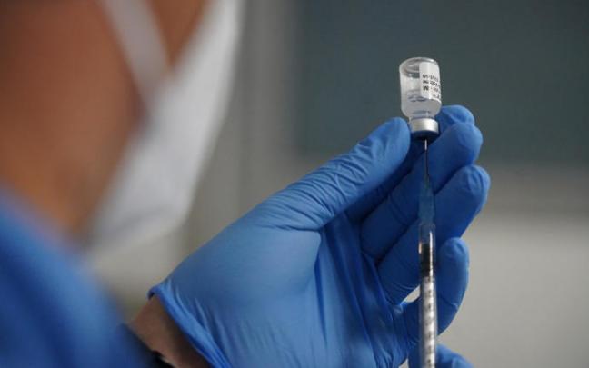 Un sanitario prepara una dosis de la vacuna contra la covid-19.