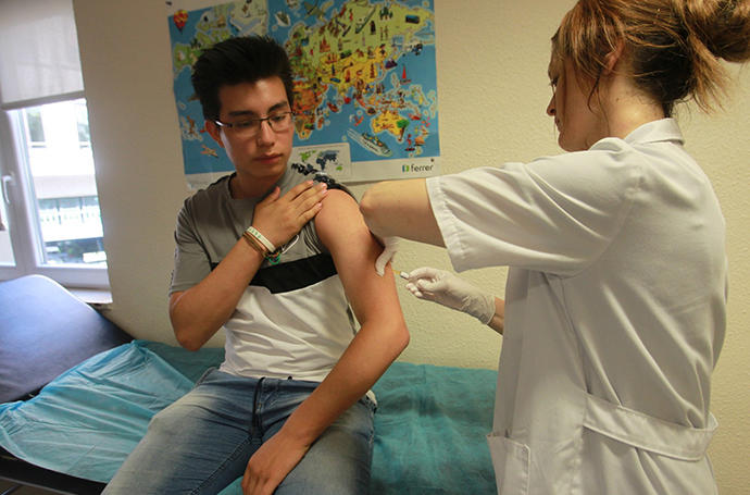 Un joven se vacuna contra el coronavirus.