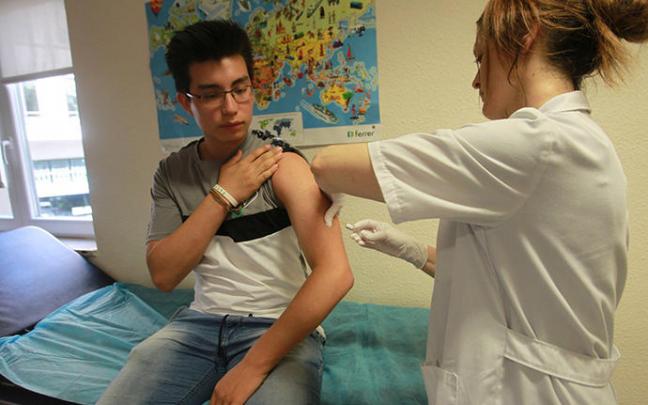 Un joven se vacuna contra el coronavirus.