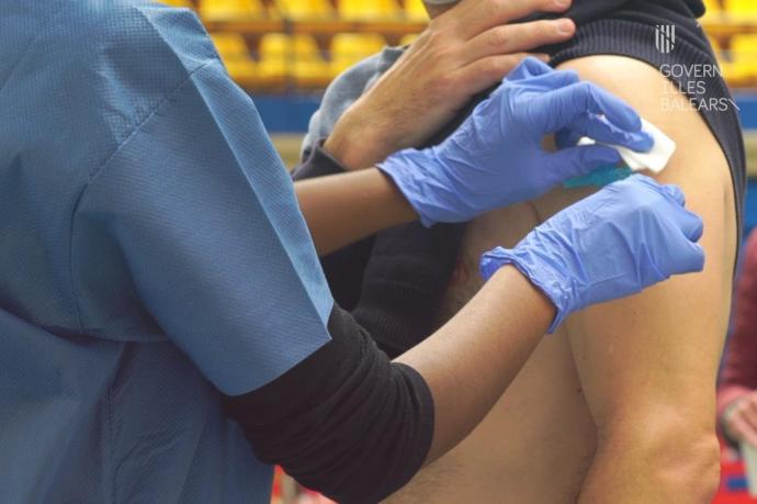 Una enfermera administra una vacuna contra la covid.