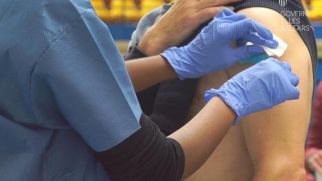 Una enfermera administra una vacuna contra la covid.