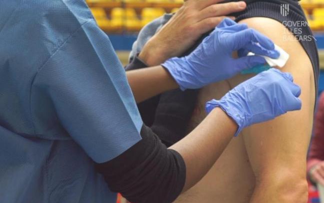Una enfermera administra una vacuna contra la covid. Una enfermera administra una vacuna contra la covid.