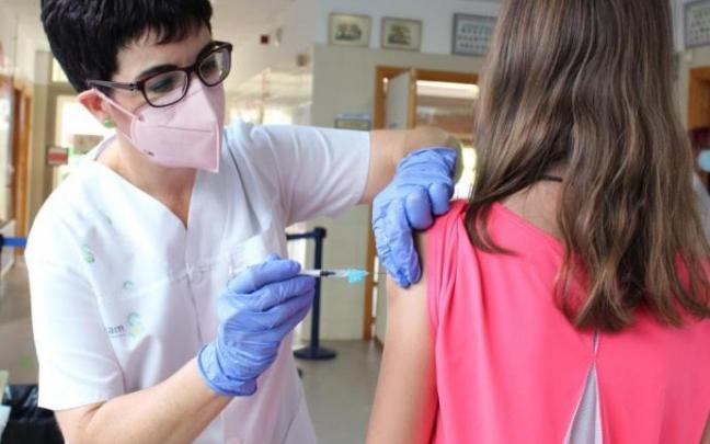 Un paciente recibe una dosis de la vacuna contra la covid. Un paciente recibe una dosis de la vacuna contra la covid.