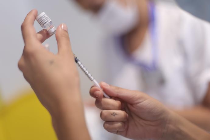 Una sanitaria recarga una dosis de la vacuna contra el covid-19.