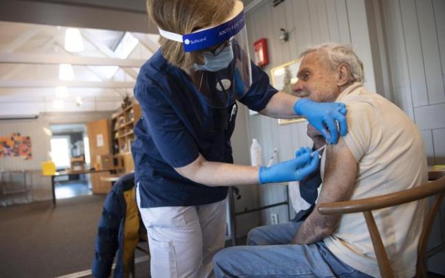 Un hombre recibe la vacuna contra el coronavirus.