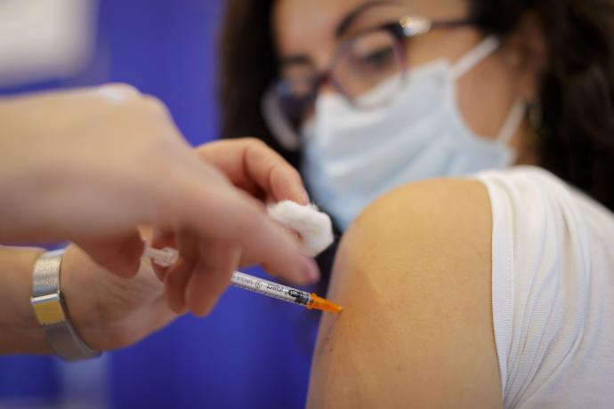 Una mujer recibe su dosis de la vacuna.