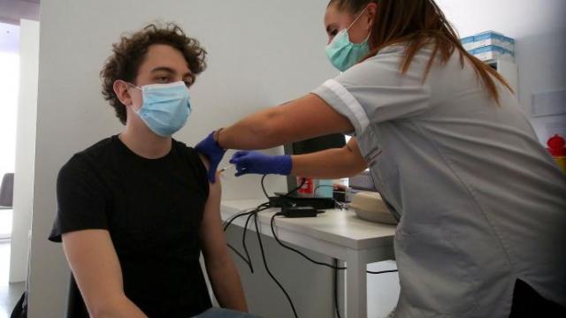 Un joven recibe una vacuna contra la covid-19