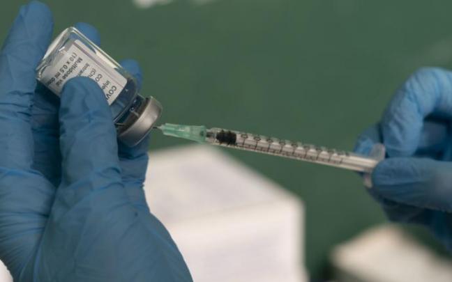Una dosis de la vacuna de Pfizer Una dosis de la vacuna de Pfizer