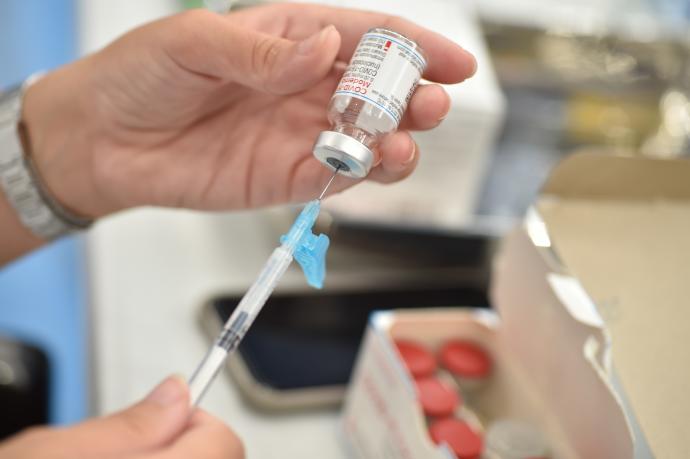 Preparación de una dosis de la vacuna Moderna.