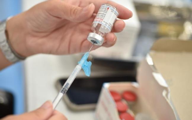 Preparación de una dosis de la vacuna Moderna.