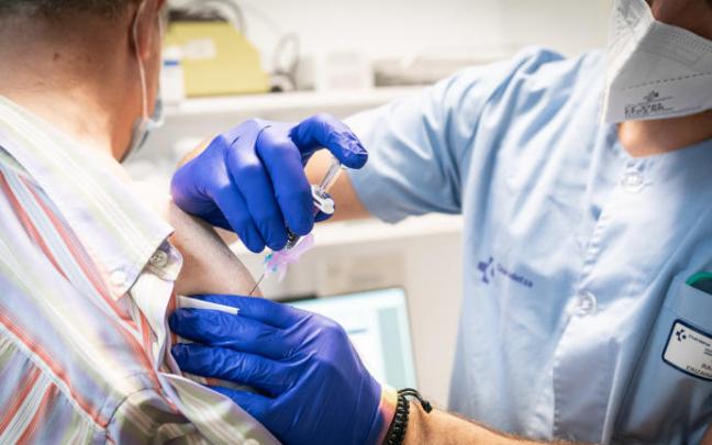 Una trabajadora de Osakidetza pone una vacuna contra la covid-19.