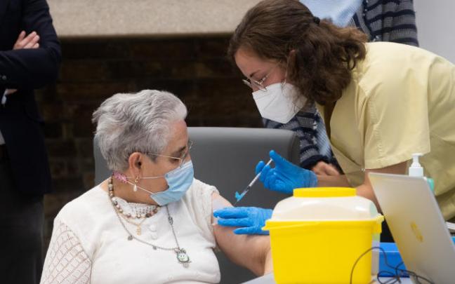 Una mujer recibe la vacuna de refuerzo Una mujer recibe la vacuna de refuerzo