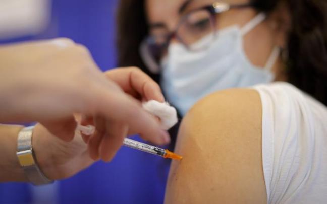Una mujer recibe su dosis de la vacuna. Una mujer recibe su dosis de la vacuna.
