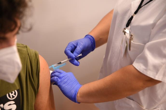 Una persona recibe la vacuna contra la covid
