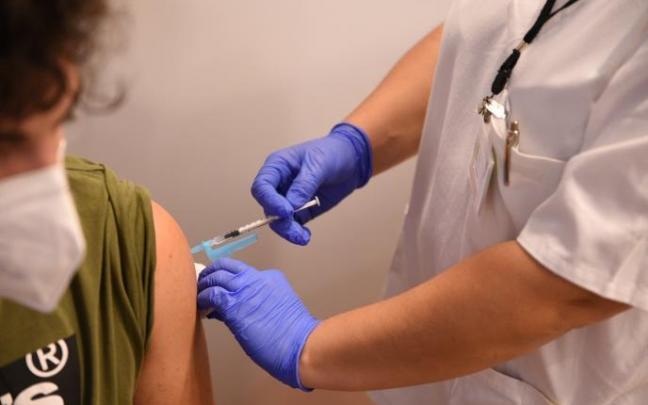Una persona recibe la vacuna contra la covid Una persona recibe la vacuna contra la covid