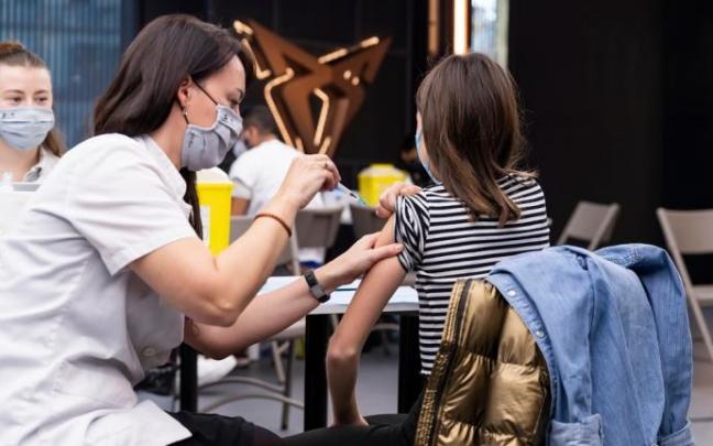 Una niña recibe la vacuna contra el coronavirus.