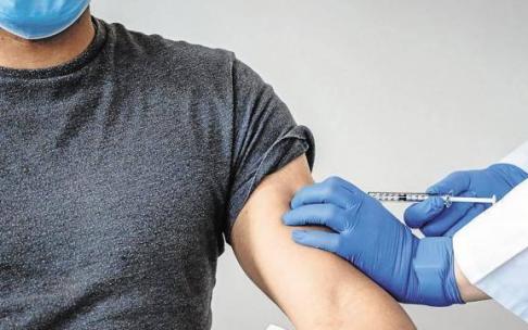 Un hombre se dispone a recibir una dosis de la vacuna contra la covid-19. Un hombre se dispone a recibir una dosis de la vacuna contra la covid-19.