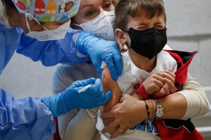 Osakidetza ha administrado el 58,7% de las 60.000 vacunas pediátricas de Pfizer recibidas