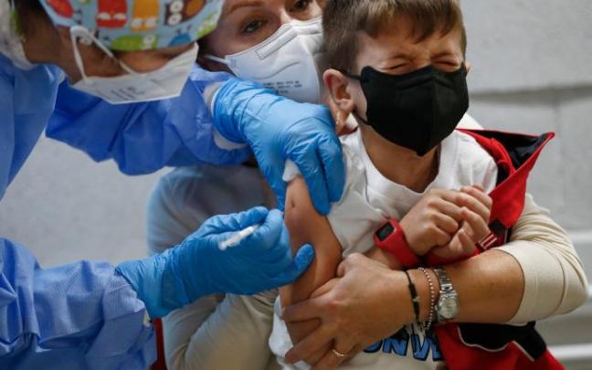 Osakidetza ha administrado el 58,7% de las 60.000 vacunas pediátricas de Pfizer recibidas