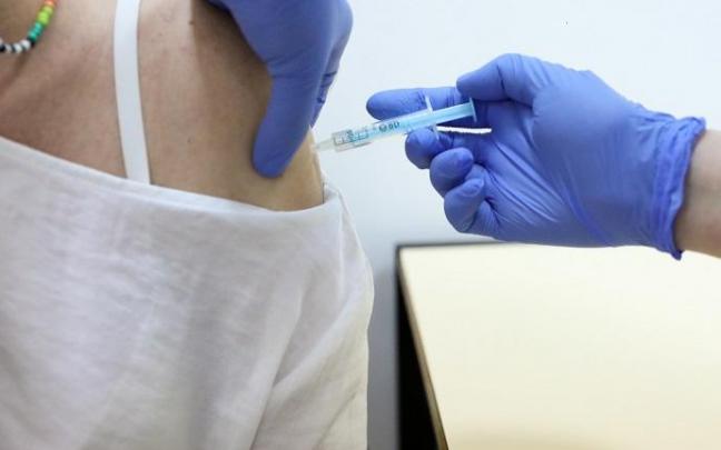 Una sanitaria inyecta a una paciente una dosis de la vacuna contra el coronavirus. Una sanitaria inyecta a una paciente una dosis de la vacuna contra el coronavirus.