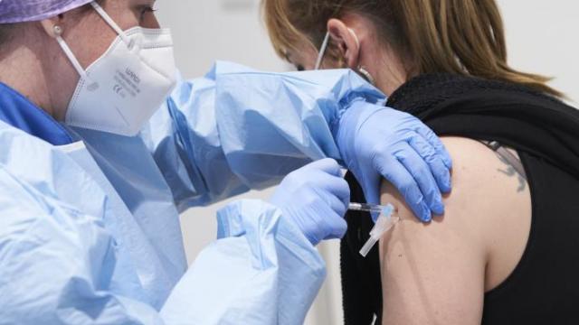 Los adultos de entre 50 y 54 años serán los siguientes en recibir la dosis de refuerzo