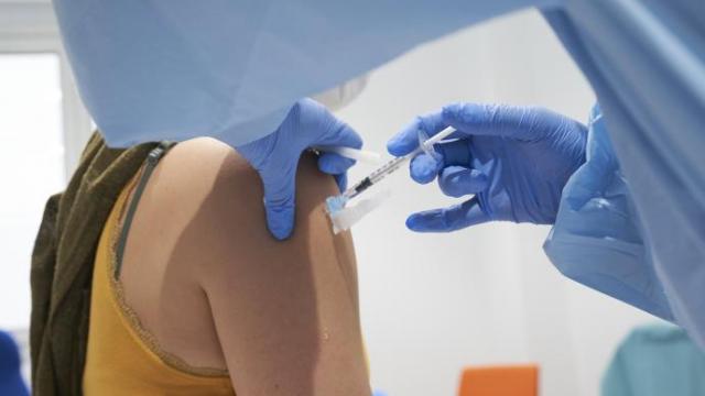 Sanidad ha decidido ampliar a los mayores de 18 años la dosis de refuerzo de la vacuna.