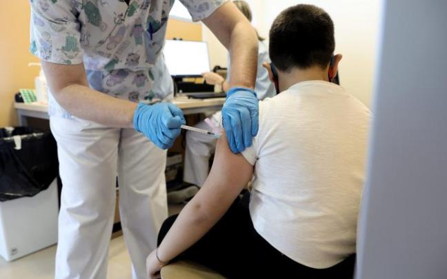 Un niño recibe una dosis de la vacuna.