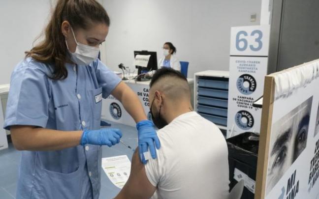 Una persona vacunándose en Vitoria Una persona vacunándose en Vitoria