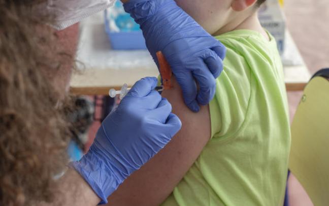 Un joven recibe una dosis de la vacuna.