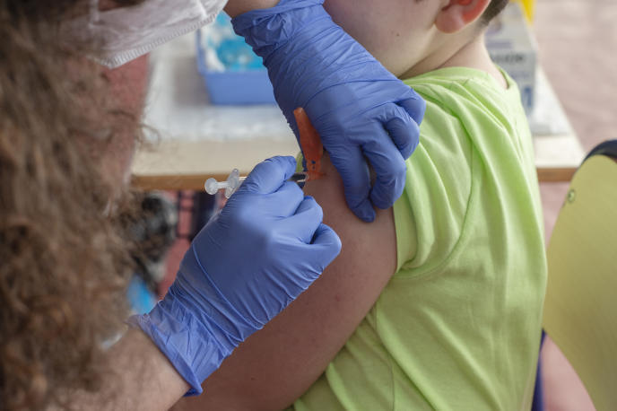 Un joven recibe una dosis de la vacuna.