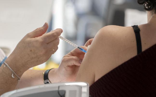 Una mujer recibe la tercera dosis de la vacuna contra el coronavirus. Una mujer recibe la tercera dosis de la vacuna contra el coronavirus.