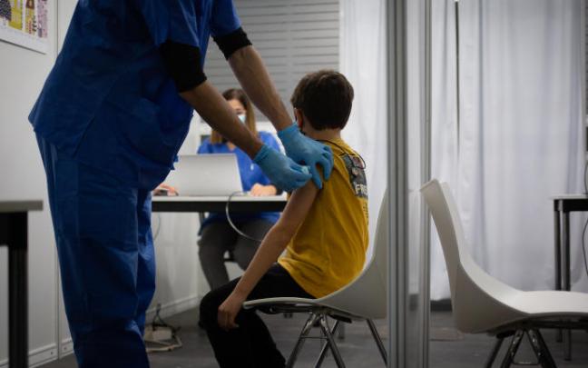 Un niño recibe una dosis de la vacuna.