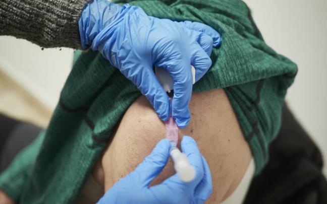 Un hombre recibe una dosis de la vacuna.