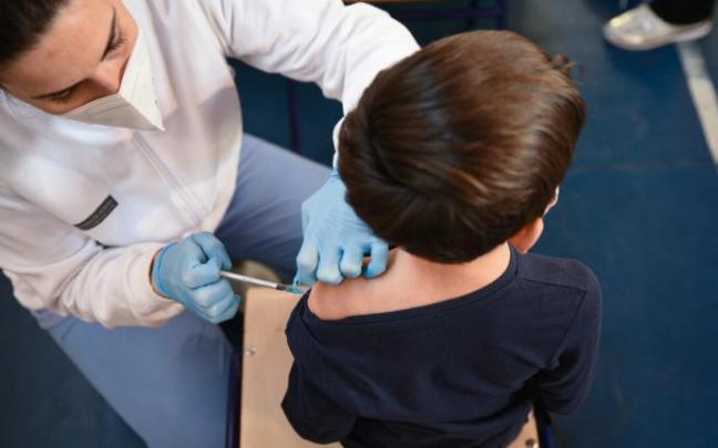 Un niño recibe una dosis de la vacuna.