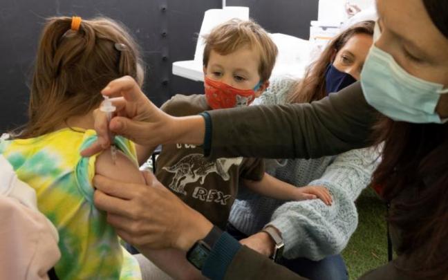 Una niña recibe una vacuna Una niña recibe una vacuna
