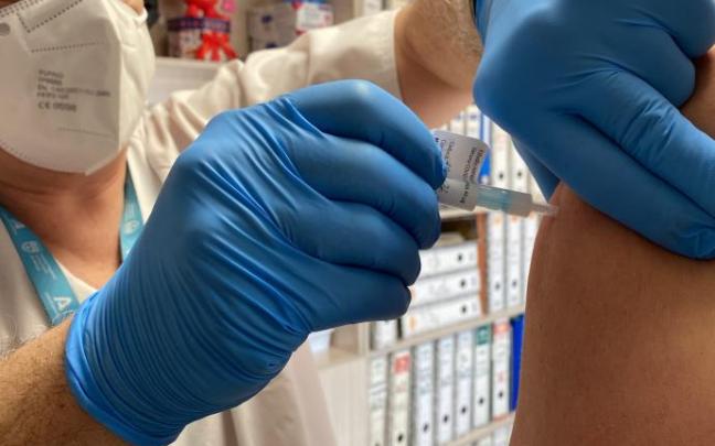 Una sanitaria administra una vacuna anticovid.