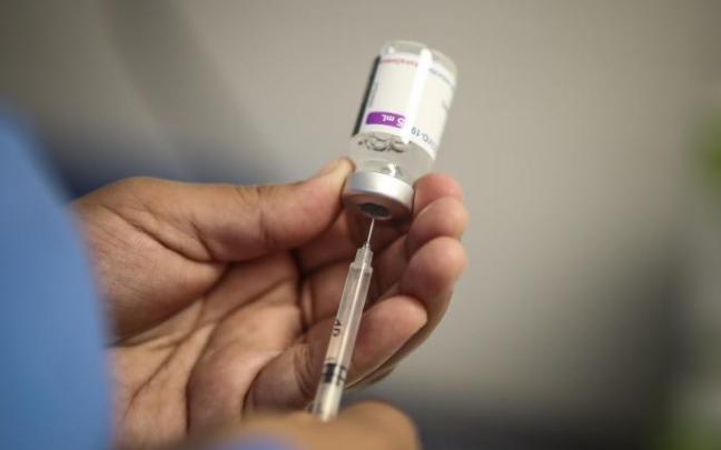 Una enfermera prepara una dosis de la vacuna contra la covid-19