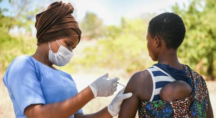 Una mujer recibe la vacuna contra la covid-19 en Malawi