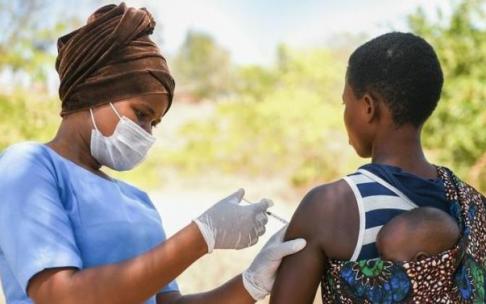 Una mujer recibe la vacuna contra la covid-19 en Malawi Una mujer recibe la vacuna contra la covid-19 en Malawi