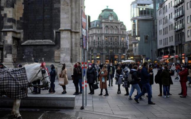 Varias personas hacen cola para recibir la vacuna contra el covid-19 en Viena, obligatoria a partir de febrero.